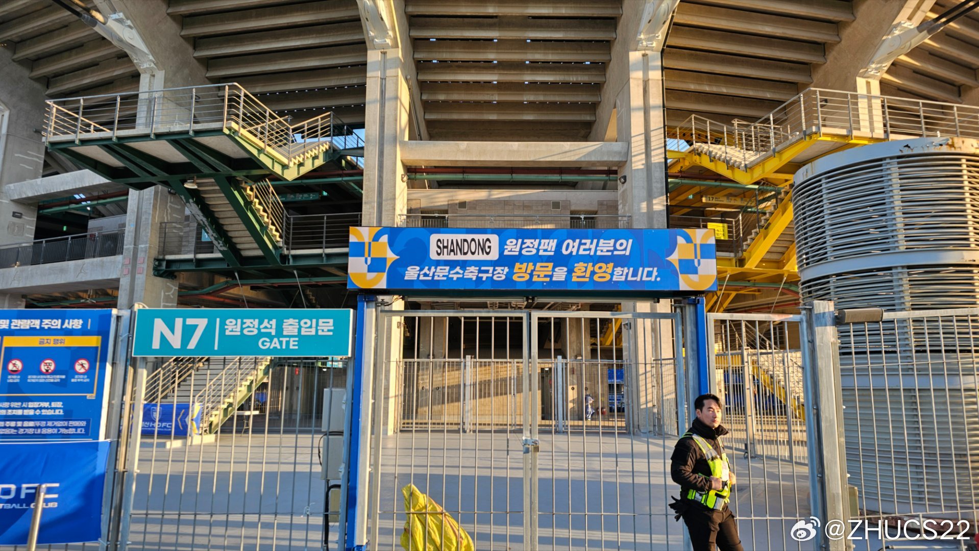  博主：蔚山現(xiàn)場工作人員、轉(zhuǎn)播車、安保在準備撤場，場外一片安靜