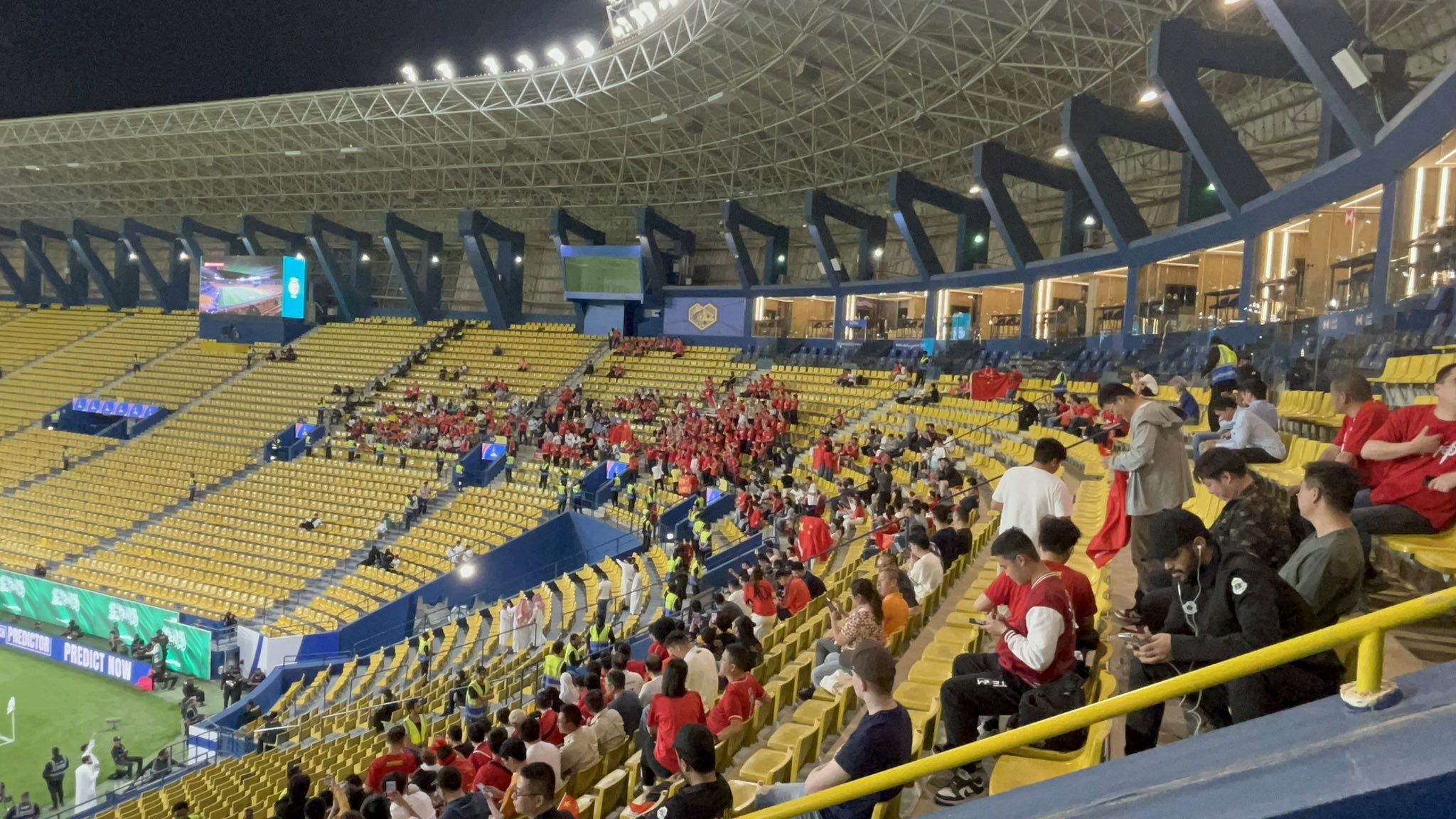  球票已售罄！中國球迷已經(jīng)入場，坐在球場上層沙特球迷區(qū)上方