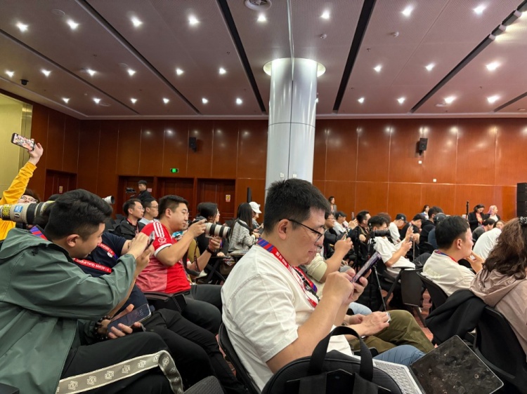 萬眾矚目！記者擠滿國足賽前新聞發(fā)布廳，賽場記者預(yù)計(jì)超300人
