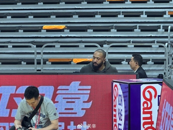  今晚不打？廣東主場(chǎng)迎戰(zhàn)廣廈 吉倫沃特一身便裝現(xiàn)身球館