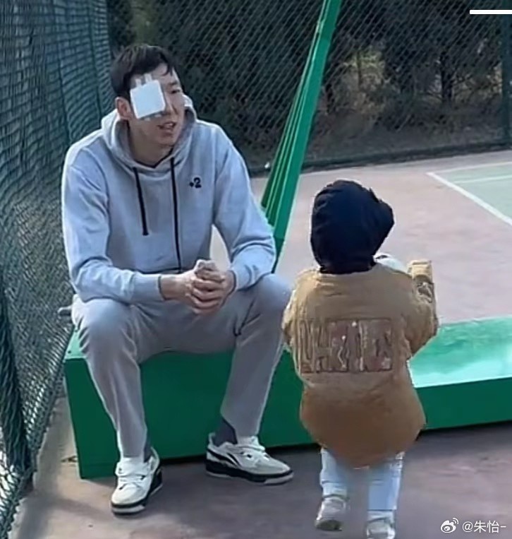  顧家好男人！記者曬出周琦手術(shù)后回歸家庭帶娃照片