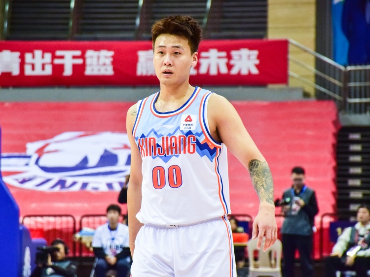  狀態(tài)不俗！趙睿半場9中4拿到15分5籃板