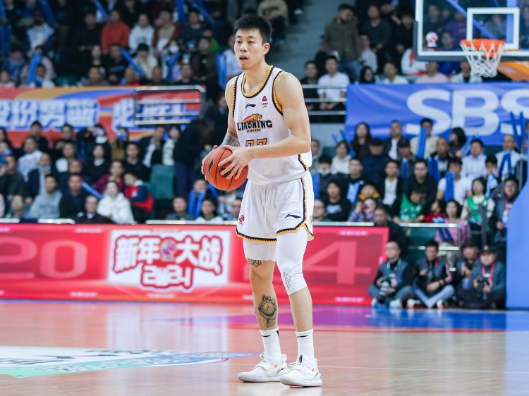  攻防俱佳！張鎮(zhèn)麟15中8拿到19分7板6助5斷2帽
