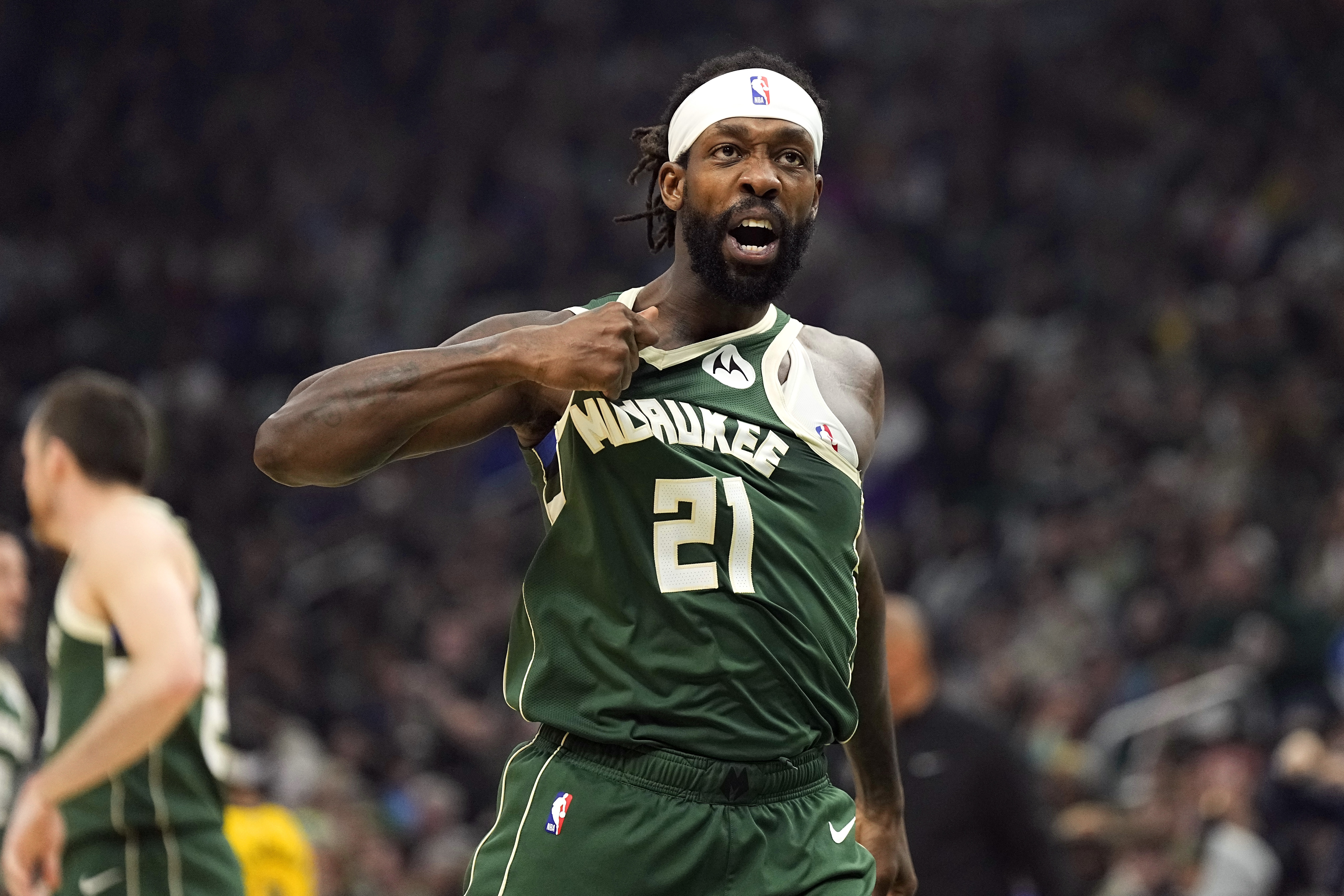  此前被NBA停薪禁賽4場！兩名步行者球迷起訴去年用球砸人的貝弗利