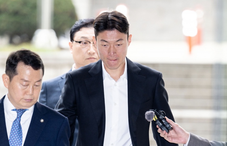  韓國(guó)國(guó)腳黃義助非法拍攝不雅視頻，一審被判有期徒刑1年緩刑2年！