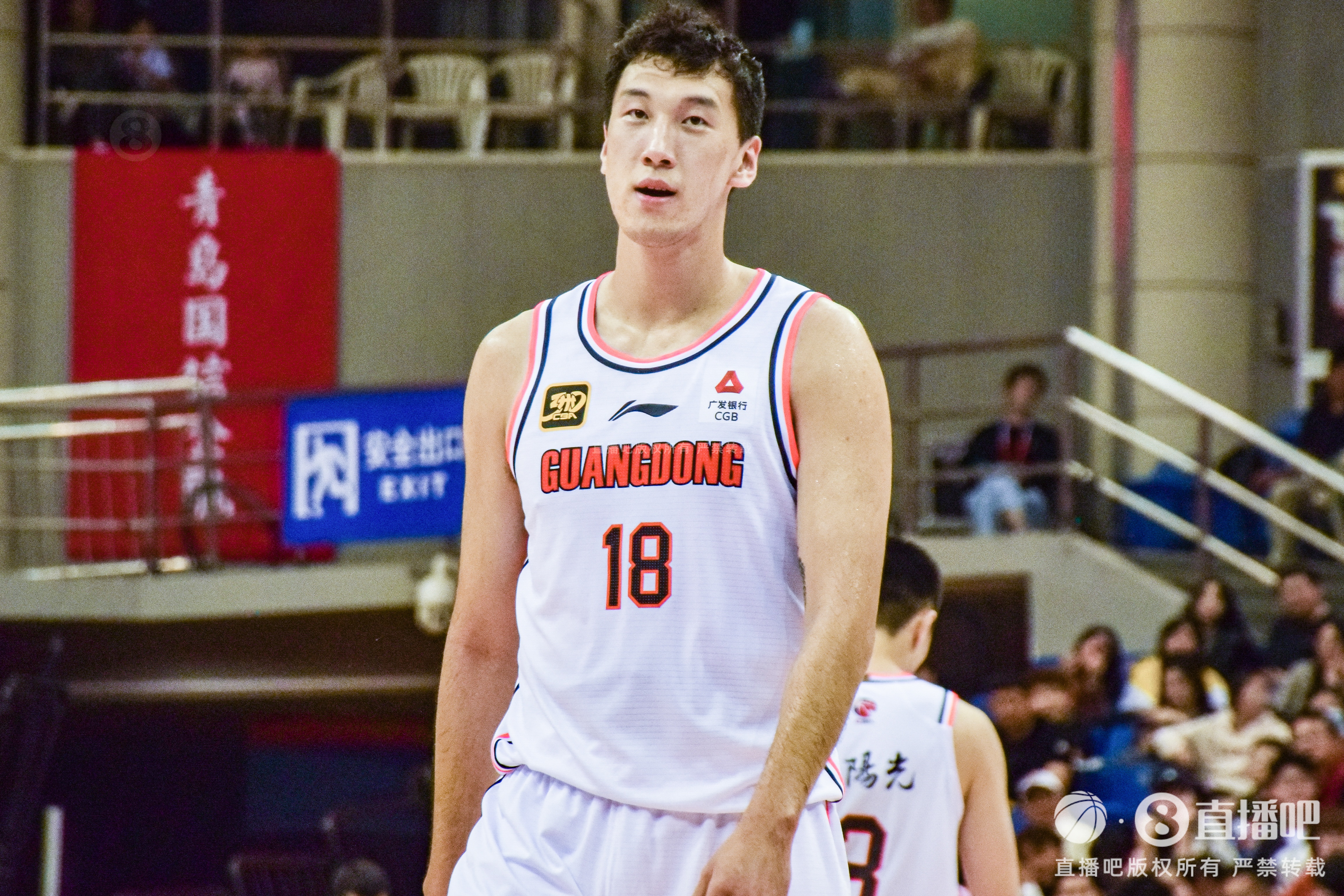 高炮臺發(fā)威！杜潤旺半場6中5拿到13分2斷1帽 三分3中3