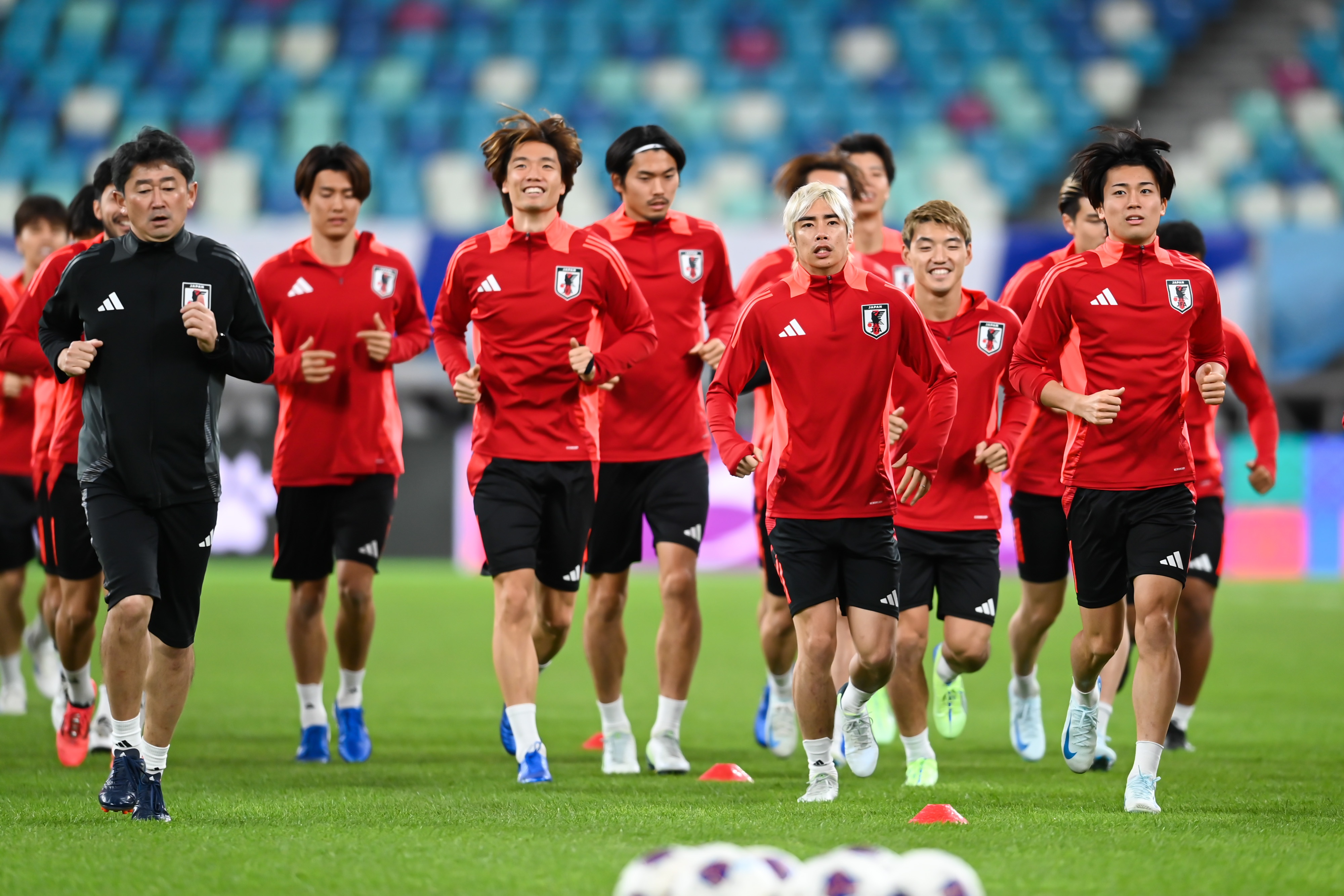  日媒：日本隊(duì)今日進(jìn)行賽前一日踩場(chǎng)訓(xùn)練，三笘薰和長友佑都缺席